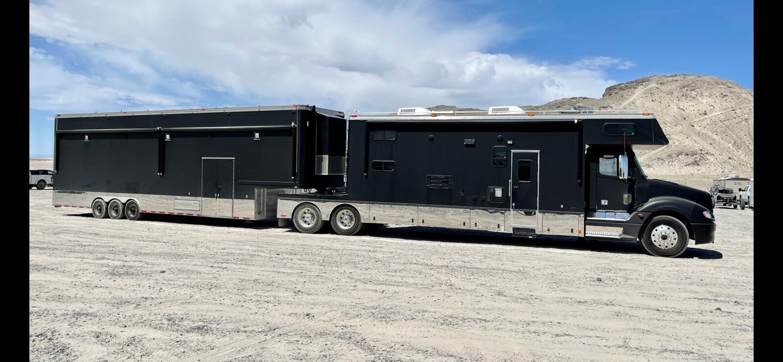 For Sale: 2006 Freightliner Toter Home & 2005 Renegade Trailer - photo0